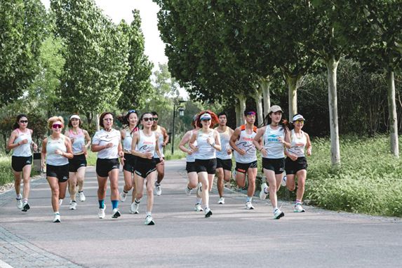 度好物！鸿星尔克公园跑鞋赋能国动新动能Bsport体育最新网址入选2024年(图3)