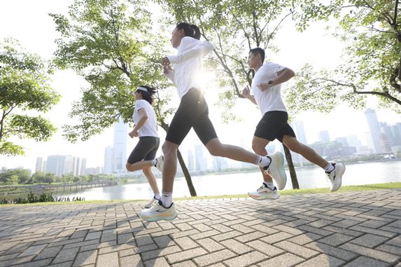 度好物！鸿星尔克公园跑鞋赋能国动新动能Bsport体育最新网址入选2024年(图1)