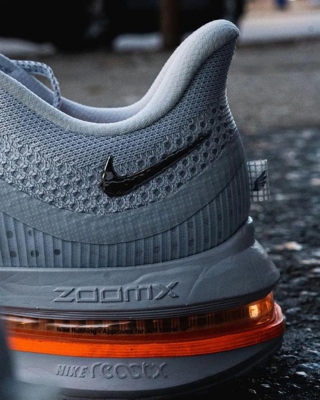 Nike跑鞋把能给的都给足了b体育必一运动配置诱人！这双(图2)